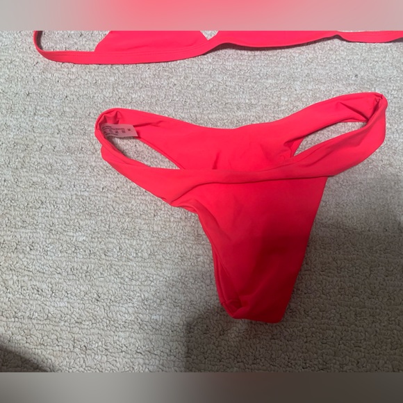 Bikini - Picture 2 of 5